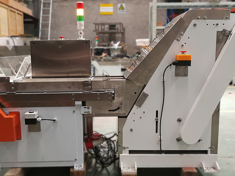 Convoyeur d'alimentation automatique pour paille